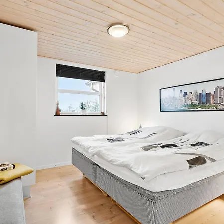 3 Bedroom Beautiful In Prázdninový dům Tarm